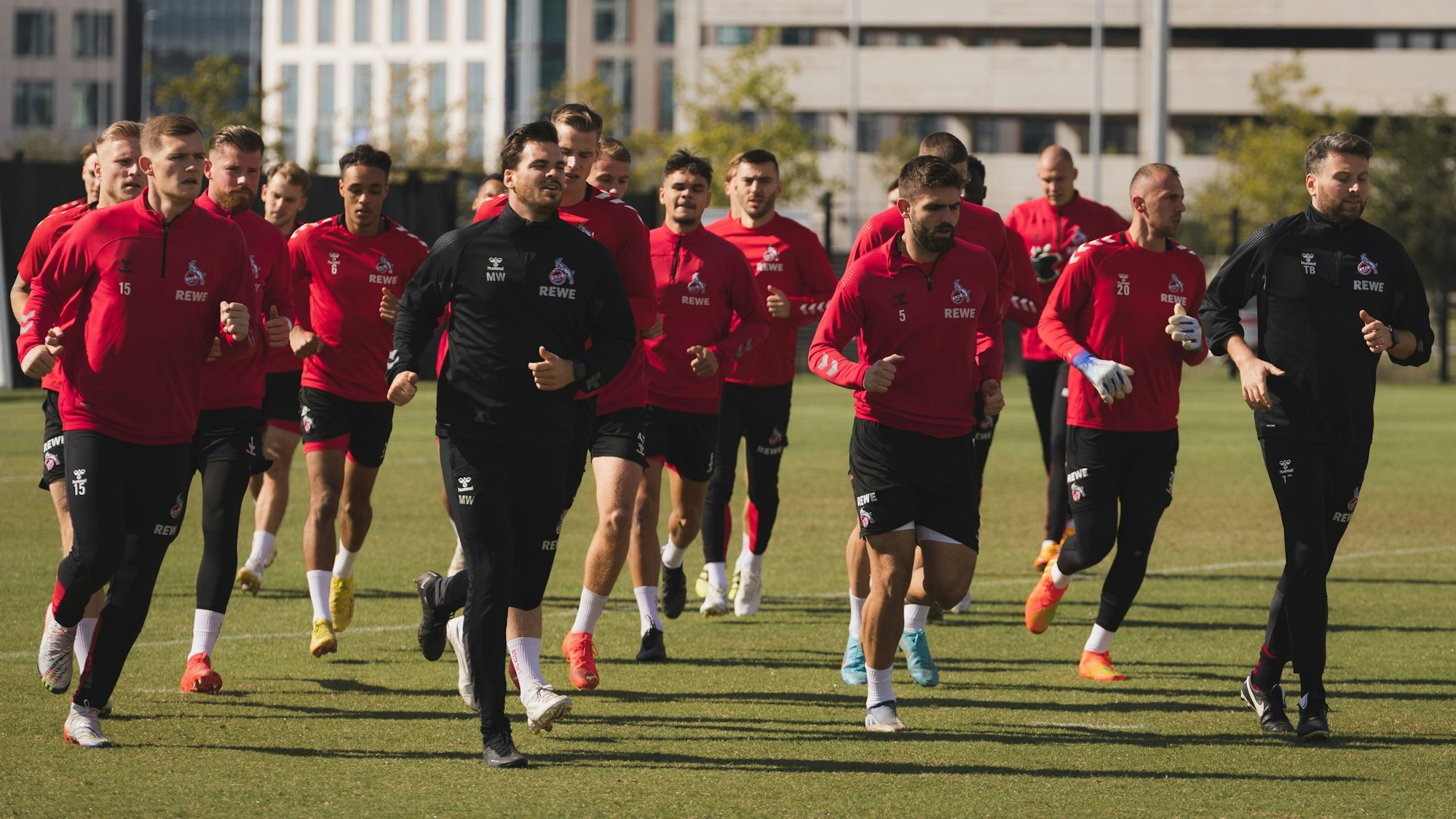 Die Profis des 1. FC Köln wärmen sich vor dem ersten Training in Austin/Texas auf. Quelle: 1. FC Köln