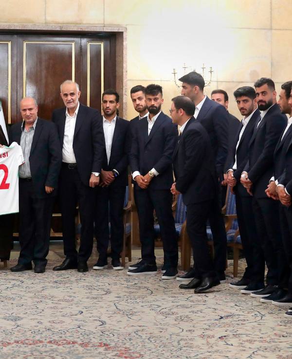 Carlos Queiroz (l.), Trainer der Nationalmannschaft des Iran, Hamid Sajjadi, Minister für Sport und Jugend, Ebrahim Raisi, Präsident des Iran, und Mehdi Taj, Präsident des iranischen Fußballverbandes, während eines Treffens zwischen der iranischen Fußballnationalmannschaft mit dem Präsidenten im Präsidentialamt.