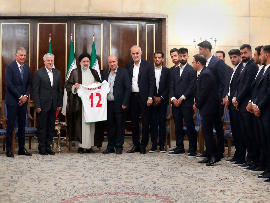 Carlos Queiroz (l.), Trainer der Nationalmannschaft des Iran, Hamid Sajjadi, Minister für Sport und Jugend, Ebrahim Raisi, Präsident des Iran, und Mehdi Taj, Präsident des iranischen Fußballverbandes, während eines Treffens zwischen der iranischen Fußballnationalmannschaft mit dem Präsidenten im Präsidentialamt.
