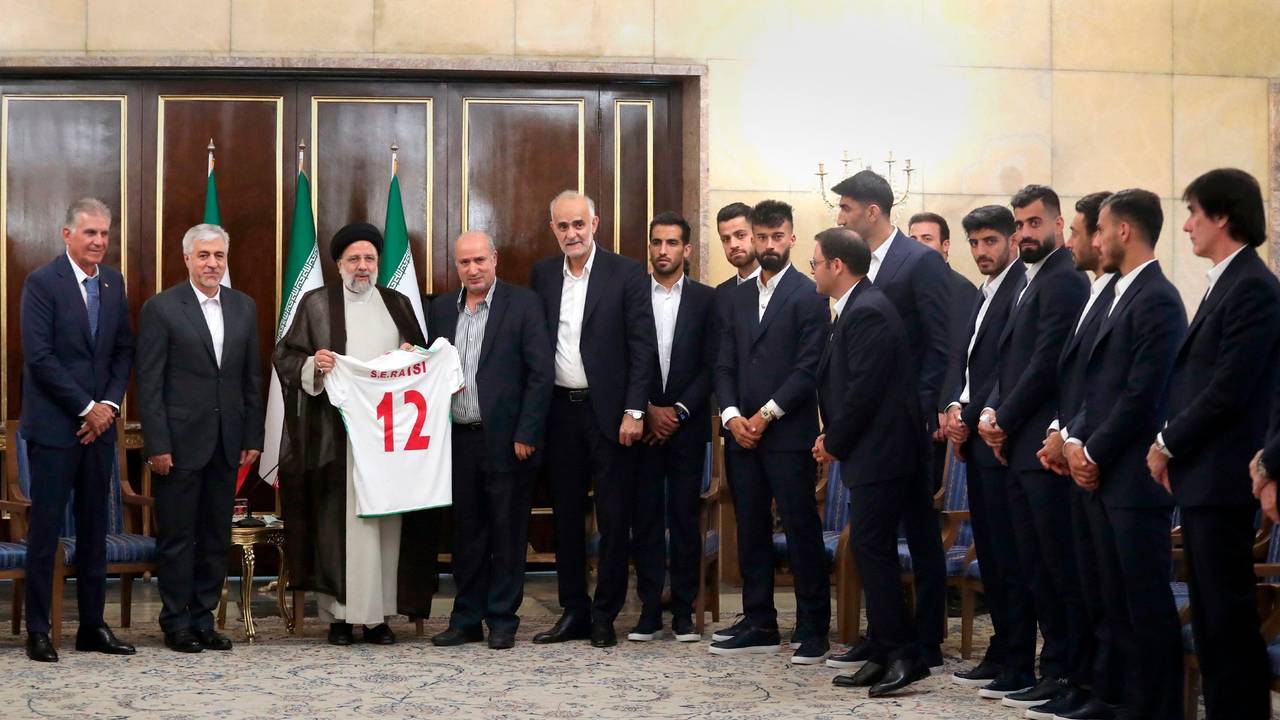 Carlos Queiroz (l.), Trainer der Nationalmannschaft des Iran, Hamid Sajjadi, Minister für Sport und Jugend, Ebrahim Raisi, Präsident des Iran, und Mehdi Taj, Präsident des iranischen Fußballverbandes, während eines Treffens zwischen der iranischen Fußballnationalmannschaft mit dem Präsidenten im Präsidentialamt.