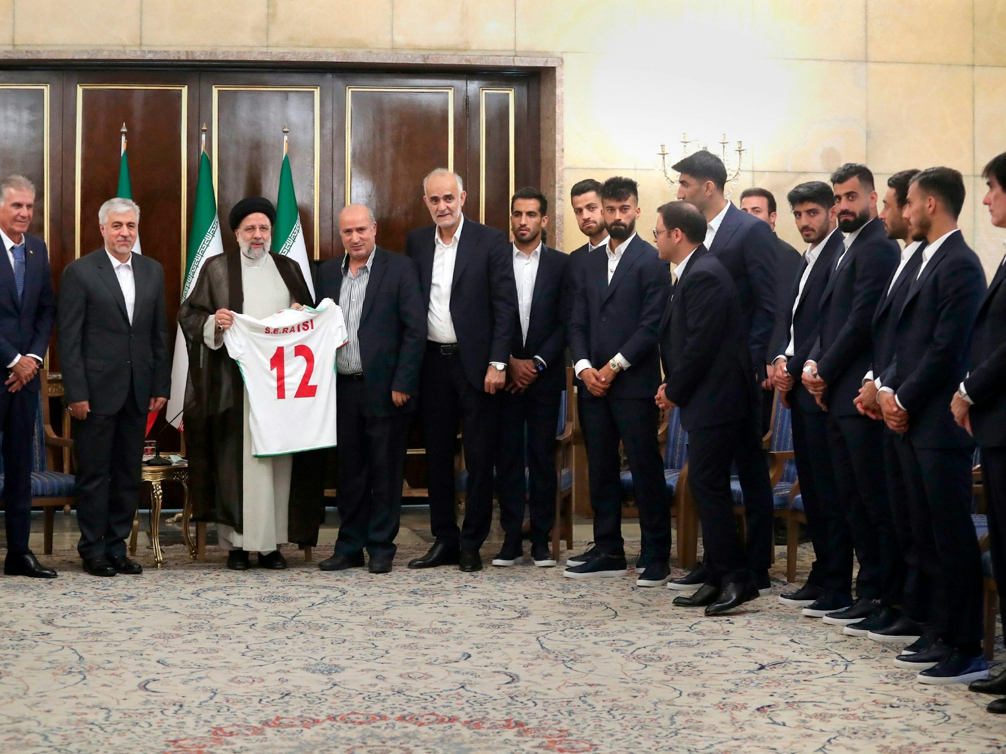 Carlos Queiroz (l.), Trainer der Nationalmannschaft des Iran, Hamid Sajjadi, Minister für Sport und Jugend, Ebrahim Raisi, Präsident des Iran, und Mehdi Taj, Präsident des iranischen Fußballverbandes, während eines Treffens zwischen der iranischen Fußballnationalmannschaft mit dem Präsidenten im Präsidentialamt.