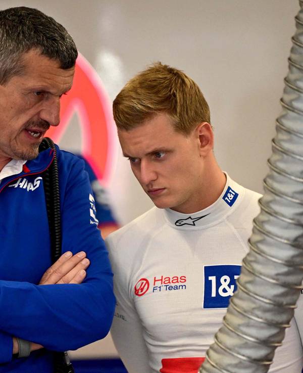Günther Steiner senkte am Ende den Daumen: Mick Schumacher fährt 2023 nicht in der Formel 1. Das Foto zeigt beide in der Box von Haas im Gespräch