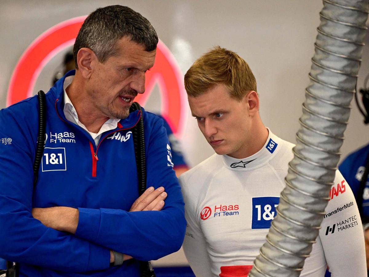 Günther Steiner senkte am Ende den Daumen: Mick Schumacher fährt 2023 nicht in der Formel 1. Das Foto zeigt beide in der Box von Haas im Gespräch