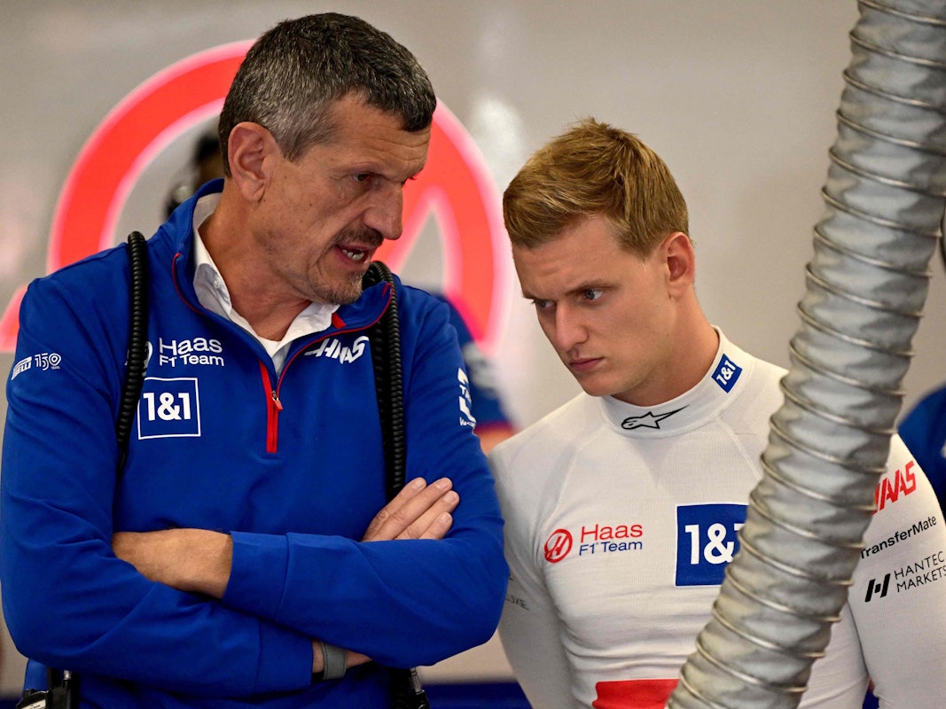 Günther Steiner senkte am Ende den Daumen: Mick Schumacher fährt 2023 nicht in der Formel 1. Das Foto zeigt beide in der Box von Haas im Gespräch