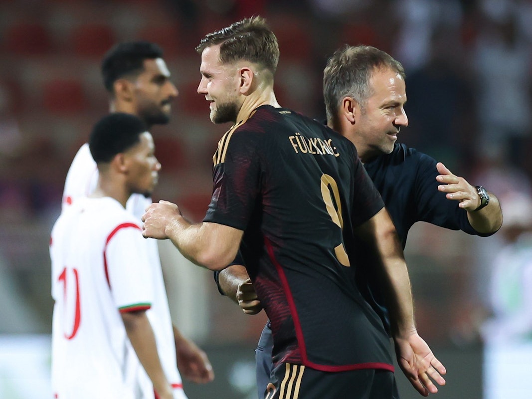 Bundestrainer Hansi Flick (r) geht nach dem Spiel an dem Torschützen Niclas Füllkrug vorbei.