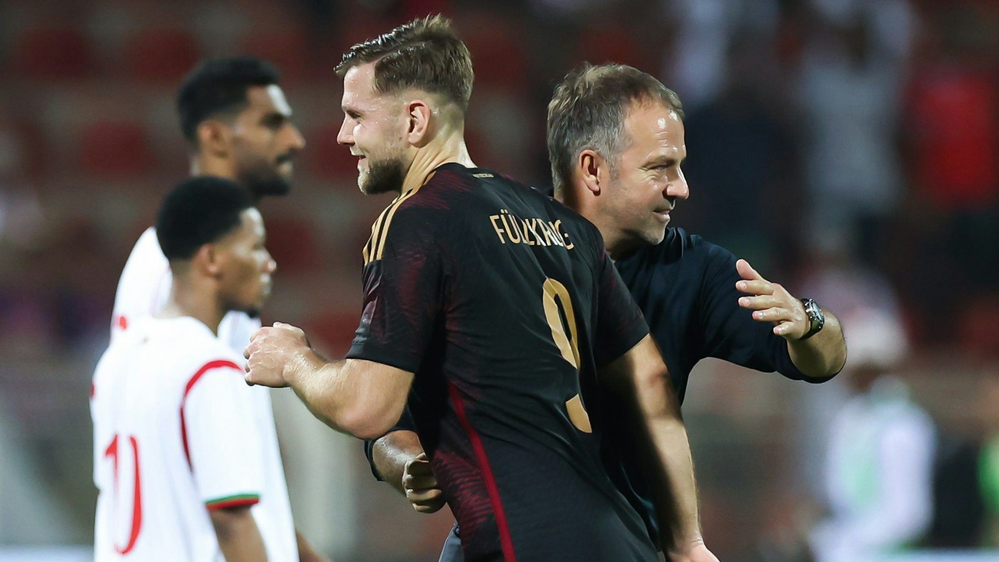 Bundestrainer Hansi Flick (r) geht nach dem Spiel an dem Torschützen Niclas Füllkrug vorbei.