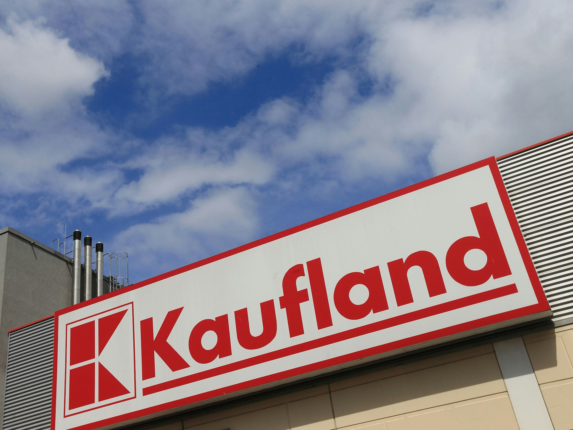 Das Logo von „Kaufland“ an einer Filiale der Supermarktkette.