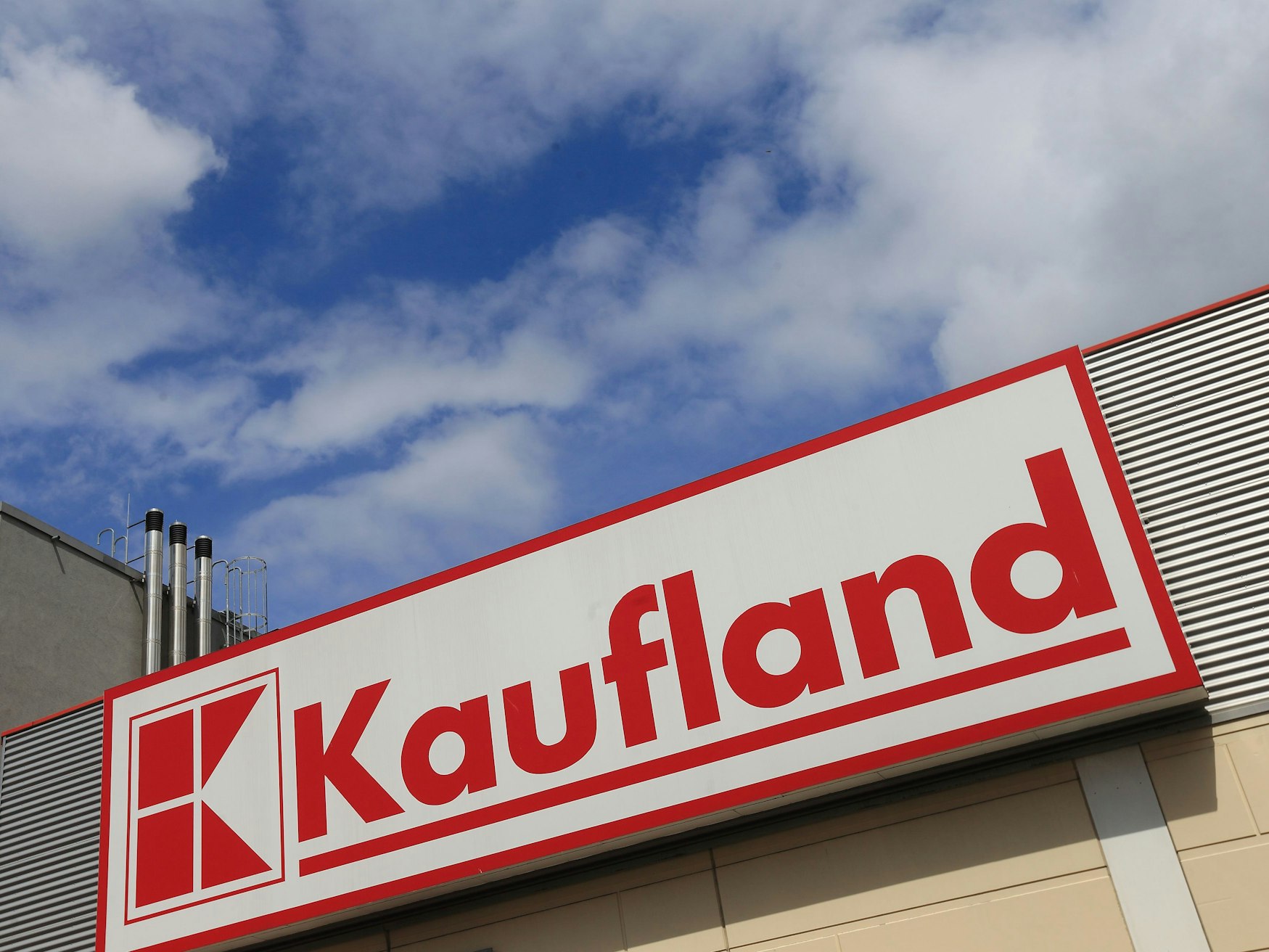 Das Logo von „Kaufland“ an einer Filiale der Supermarktkette.