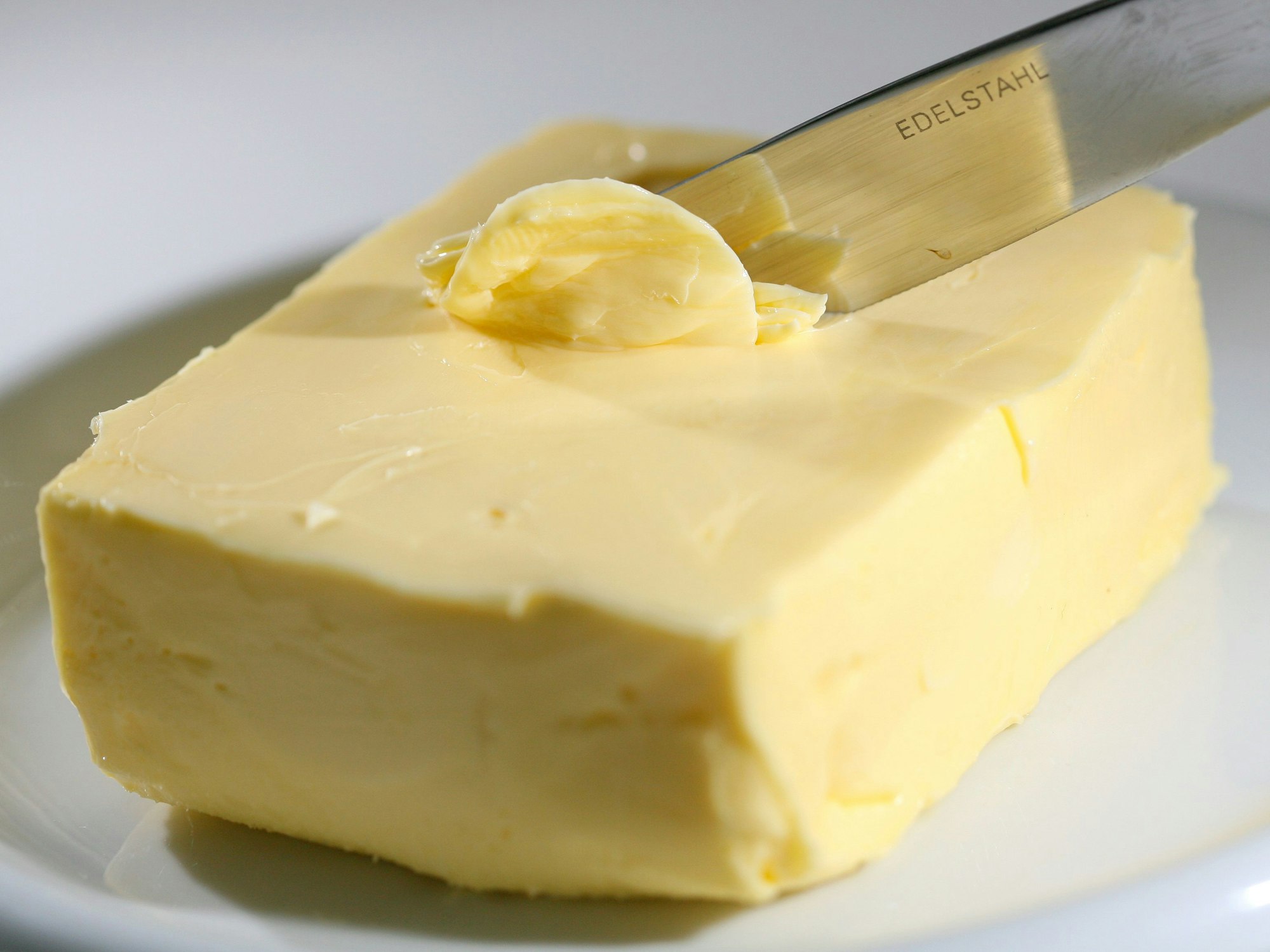 Das Symbolfoto von Juli 2008 zeigt einen Block Butter und ein Messer.