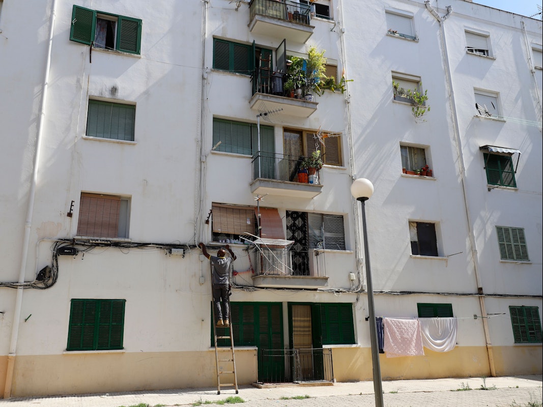 Ein Elektriker arbeitet an einer Straße im Bezirk Son Gotleu. Wegen hoher Corona-Zahlen hat die Regionalregierung der Balearen die Abriegelung des Wohnviertels in der Stadt Palma angeordnet.