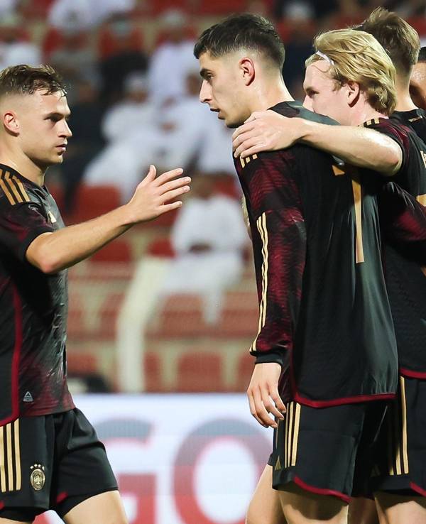 Deutschlands Niclas Füllkrug (2vr) jubelt nach seinem 1:0 mit seinen Teamgefährten Leroy Sane (r), Julian Brandt (3vr), Kai Havertz (2vl) und Joshua Kimmich