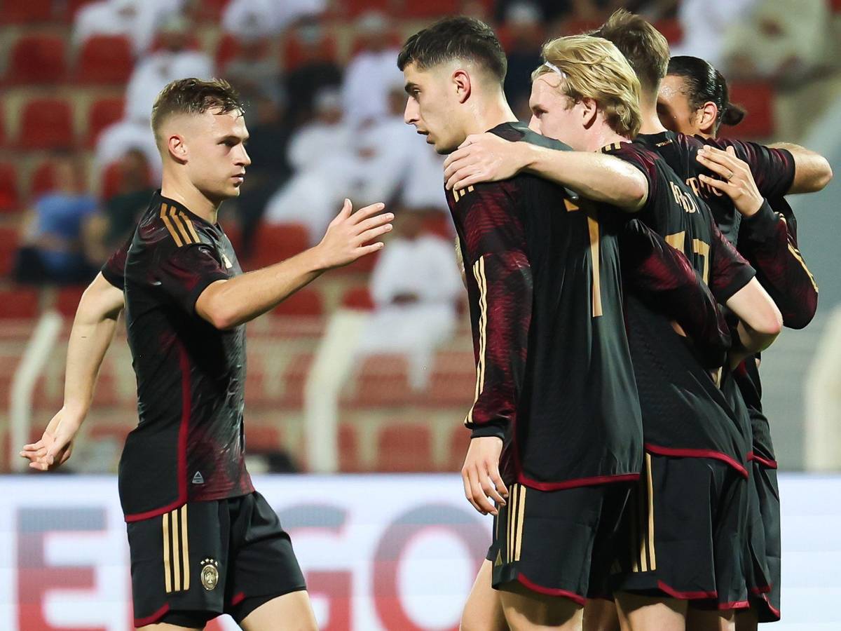 Deutschlands Niclas Füllkrug (2vr) jubelt nach seinem 1:0 mit seinen Teamgefährten Leroy Sane (r), Julian Brandt (3vr), Kai Havertz (2vl) und Joshua Kimmich
