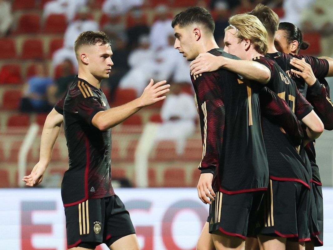 Deutschlands Niclas Füllkrug (2vr) jubelt nach seinem 1:0 mit seinen Teamgefährten Leroy Sane (r), Julian Brandt (3vr), Kai Havertz (2vl) und Joshua Kimmich