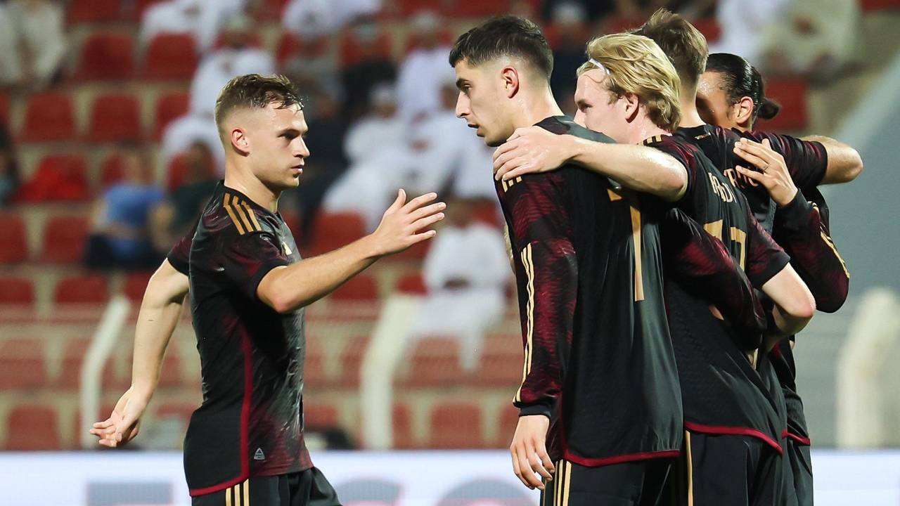 Deutschlands Niclas Füllkrug (2vr) jubelt nach seinem 1:0 mit seinen Teamgefährten Leroy Sane (r), Julian Brandt (3vr), Kai Havertz (2vl) und Joshua Kimmich