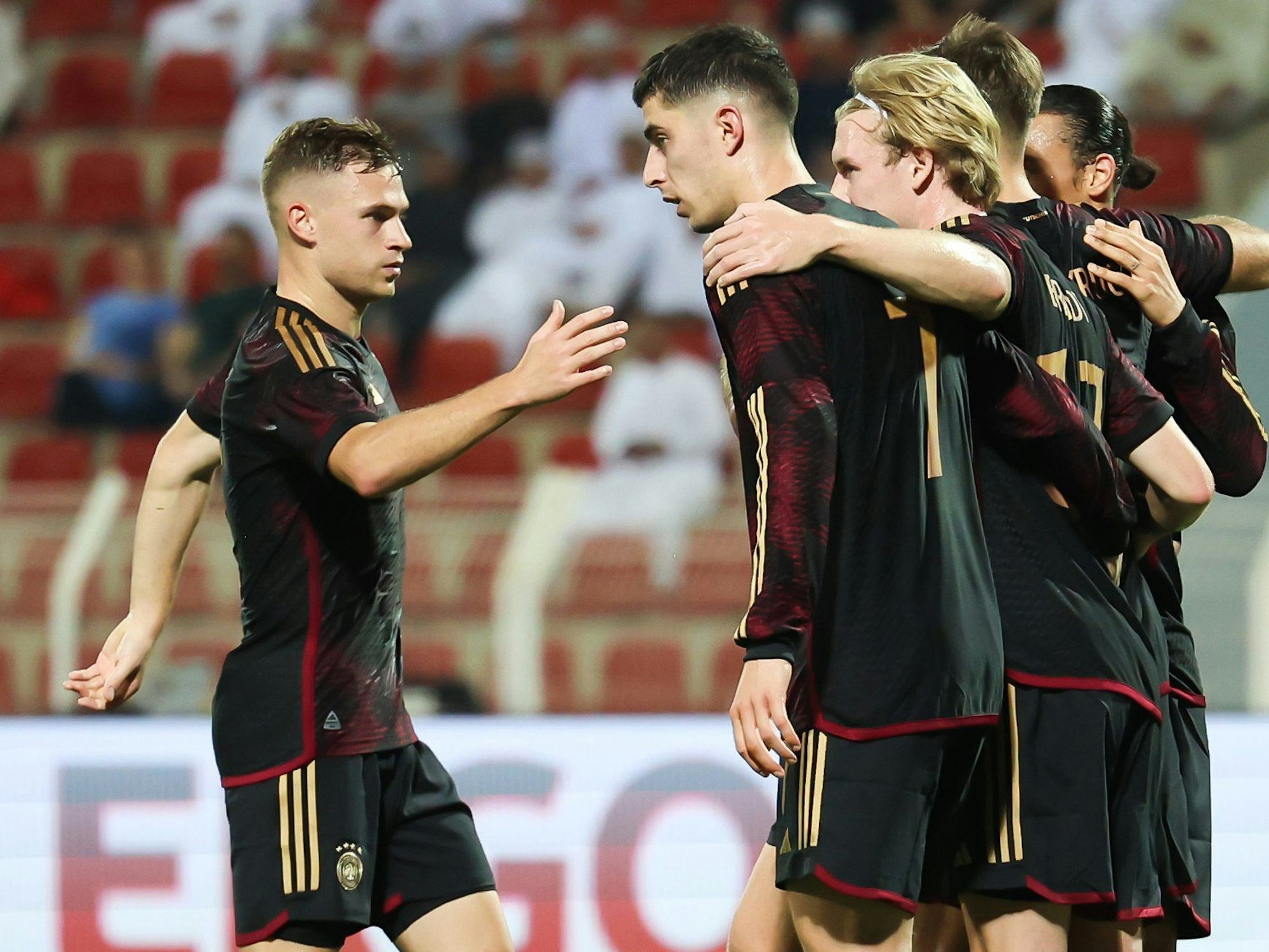 Deutschlands Niclas Füllkrug (2vr) jubelt nach seinem 1:0 mit seinen Teamgefährten Leroy Sane (r), Julian Brandt (3vr), Kai Havertz (2vl) und Joshua Kimmich