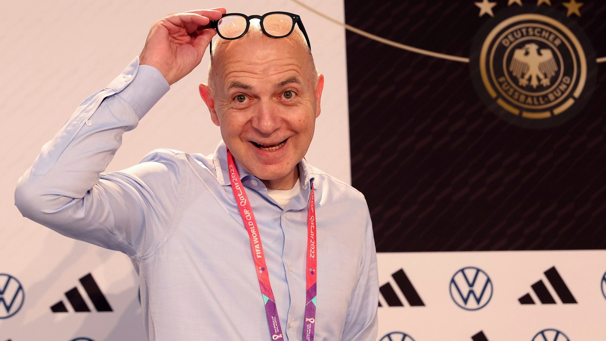 Bernd Neuendorf kommt zur DFB-Pressekonferenz.