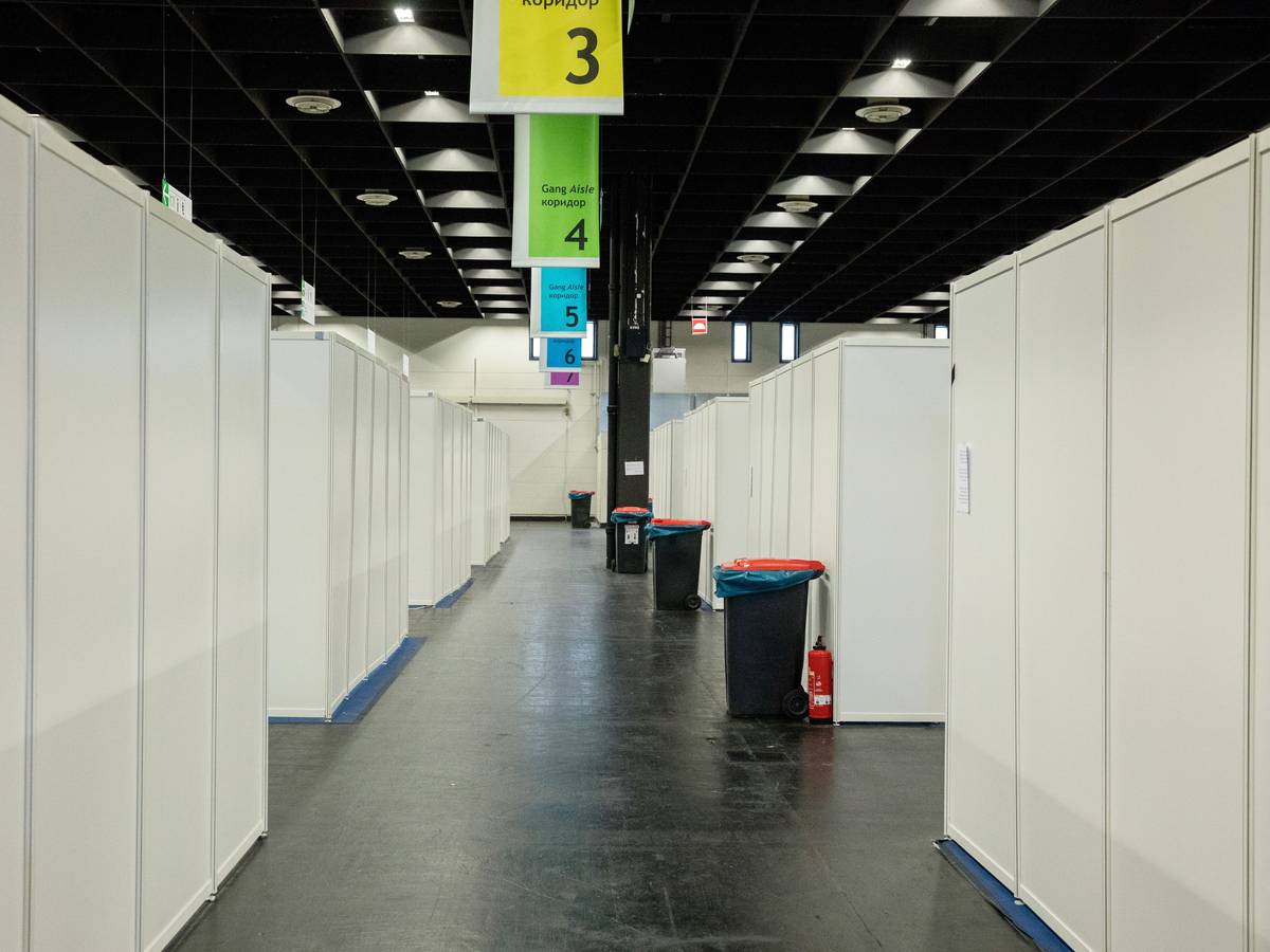 Blick in die Flüchtlingsunterkunft der Kölner Messe.