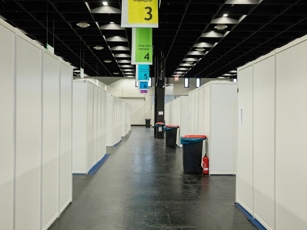Blick in die Flüchtlingsunterkunft der Kölner Messe.
