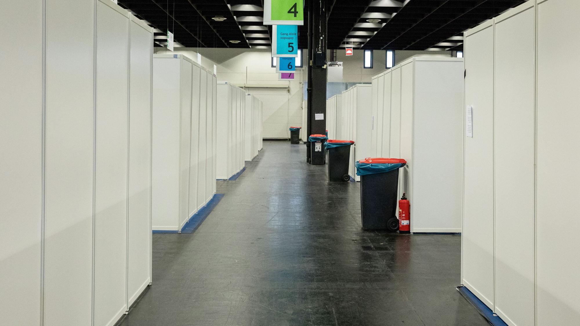 Blick in die Flüchtlingsunterkunft der Kölner Messe.