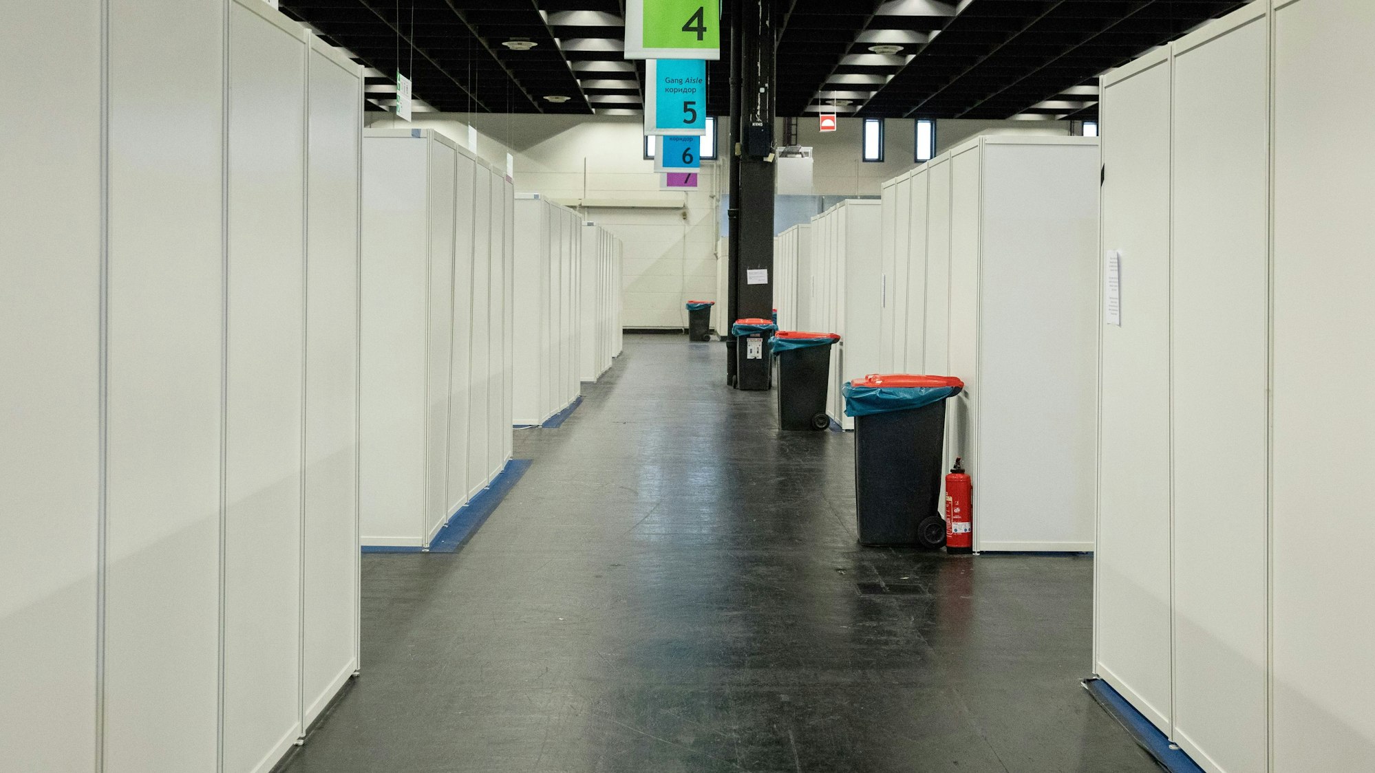 Blick in die Flüchtlingsunterkunft der Kölner Messe.