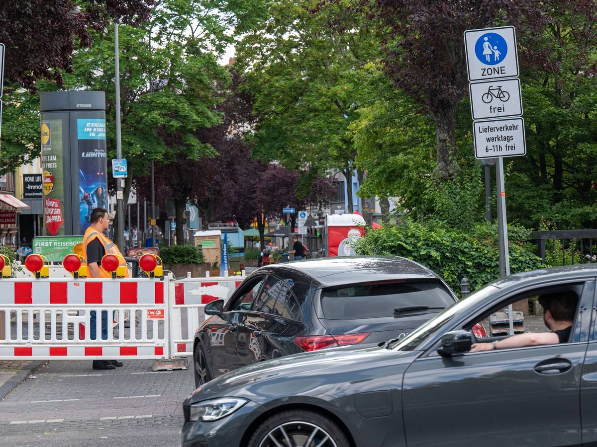 Die Deutzer Freiheit ist autofrei: Autos stehen vor einer Absperrung.
