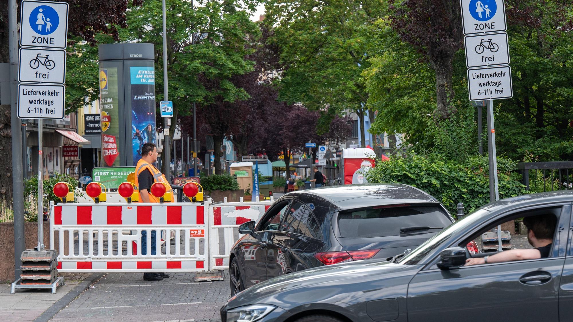 Blick auf die Sperrung der Deutzer Freiheit.