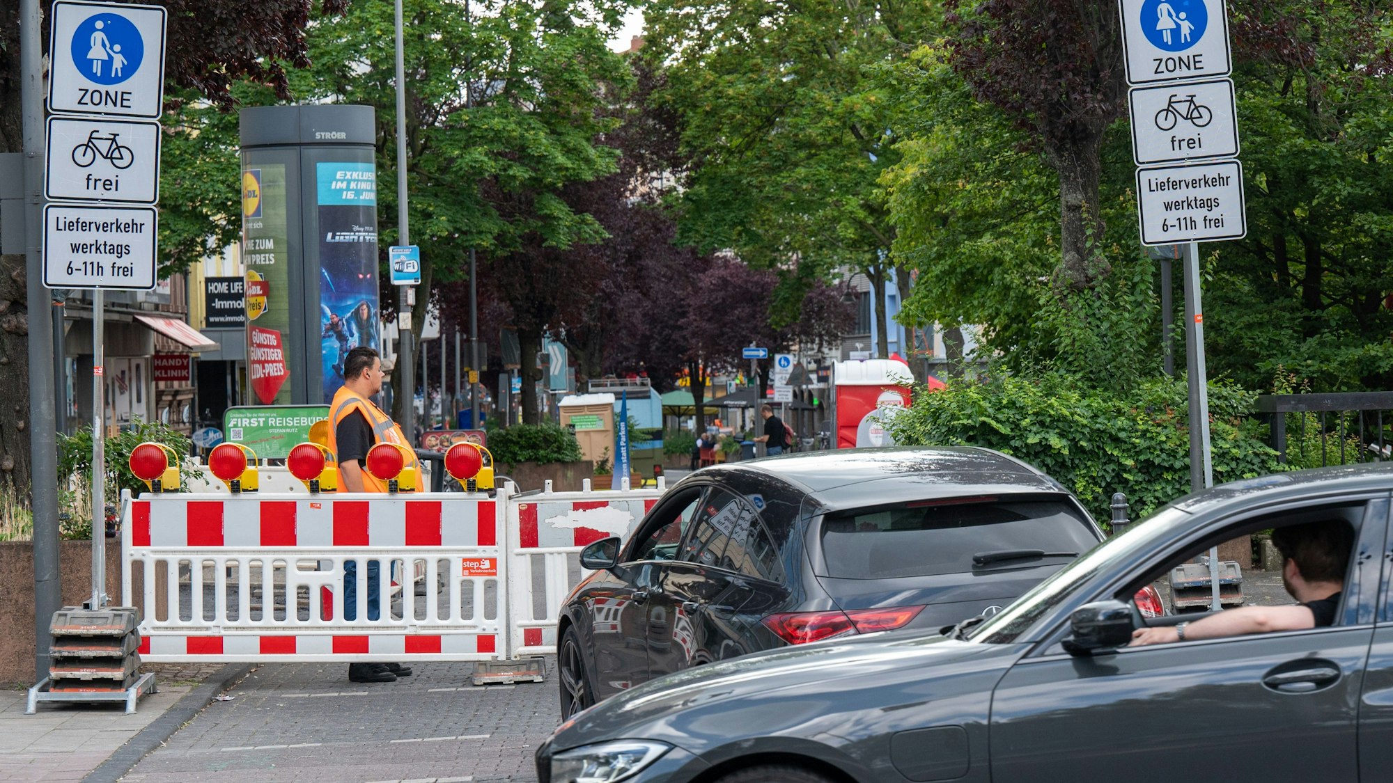 Blick auf die Sperrung der Deutzer Freiheit.