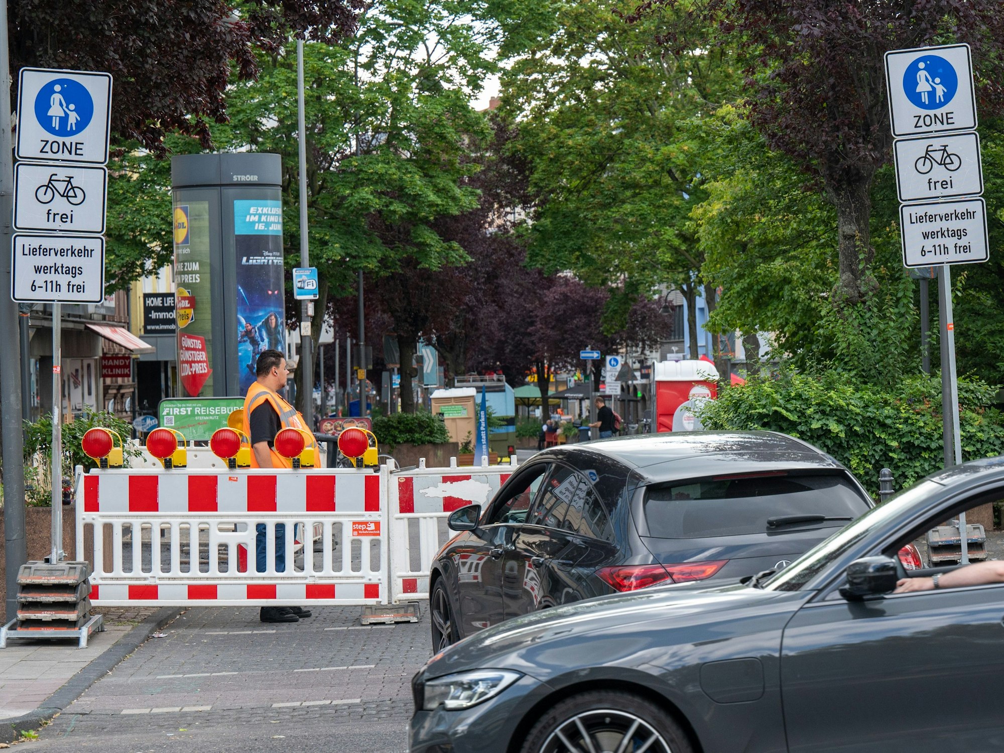 Die Deutzer Freiheit ist autofrei: Autos stehen vor einer Absperrung.