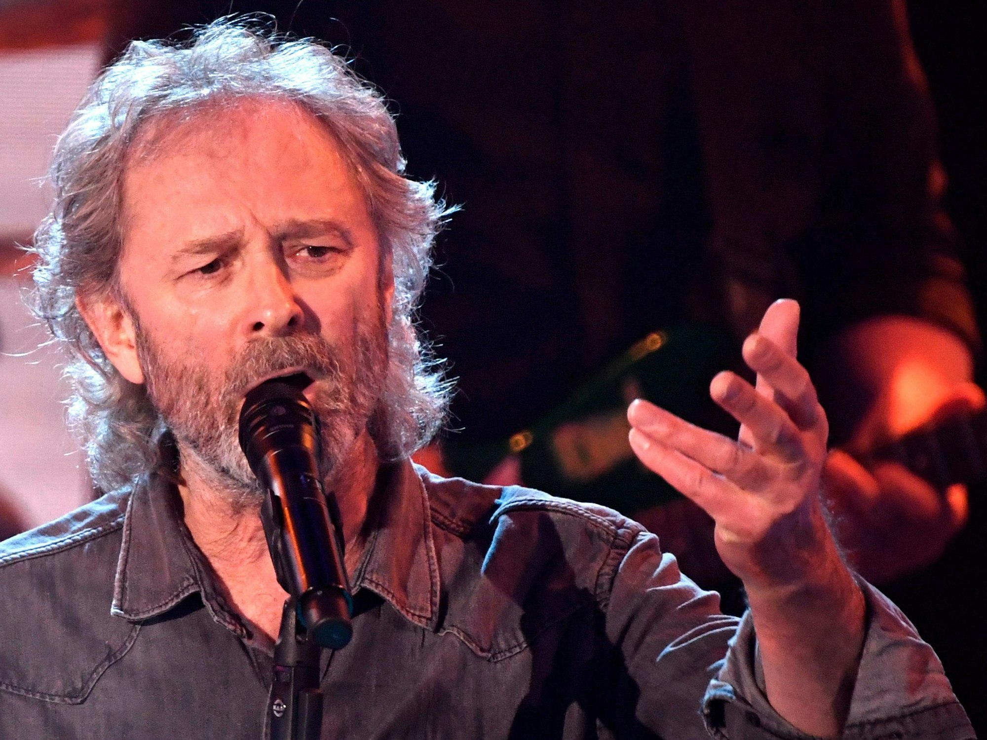 Sänger Pete Wolf, auch bekannt als Wolfgang Petry, tritt während der jährlichen Benefizgala «Ein Herz für Kinder» auf.