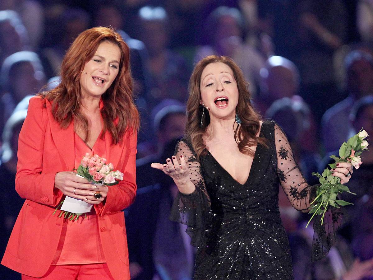 Die Sängerinnen Andrea Berg (l) und Vicky Leandros stehen am 20.02.2015 in Riesa (Sachsen) während der Fernsehsendung 'Das Glückwunschfest - Silbereisen gratuliert' auf der Bühne.