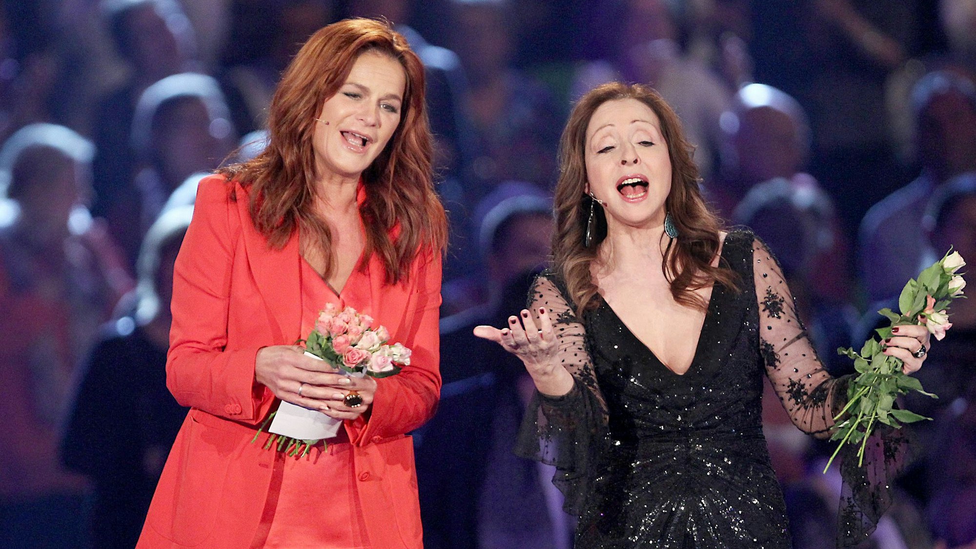 Die Sängerinnen Andrea Berg (l) und Vicky Leandros stehen am 20.02.2015 in Riesa (Sachsen) während der Fernsehsendung 'Das Glückwunschfest - Silbereisen gratuliert' auf der Bühne.