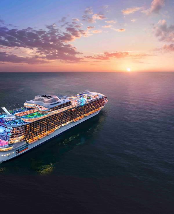Das undatierte Symbolfoto zeigt ein beleuchtetes Kreuzfahrtschiff, das auf einen Sonnenuntergang zufährt.