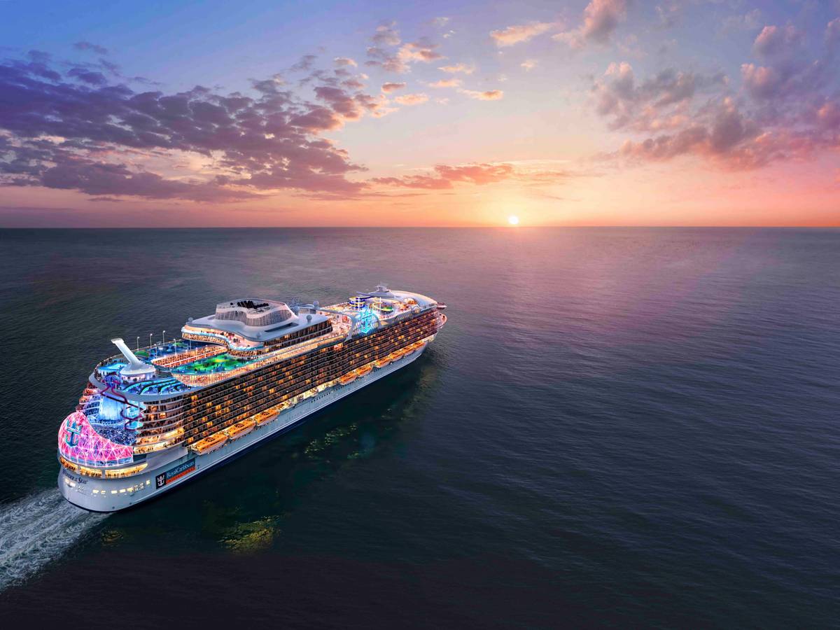 Das undatierte Symbolfoto zeigt ein beleuchtetes Kreuzfahrtschiff, das auf einen Sonnenuntergang zufährt.