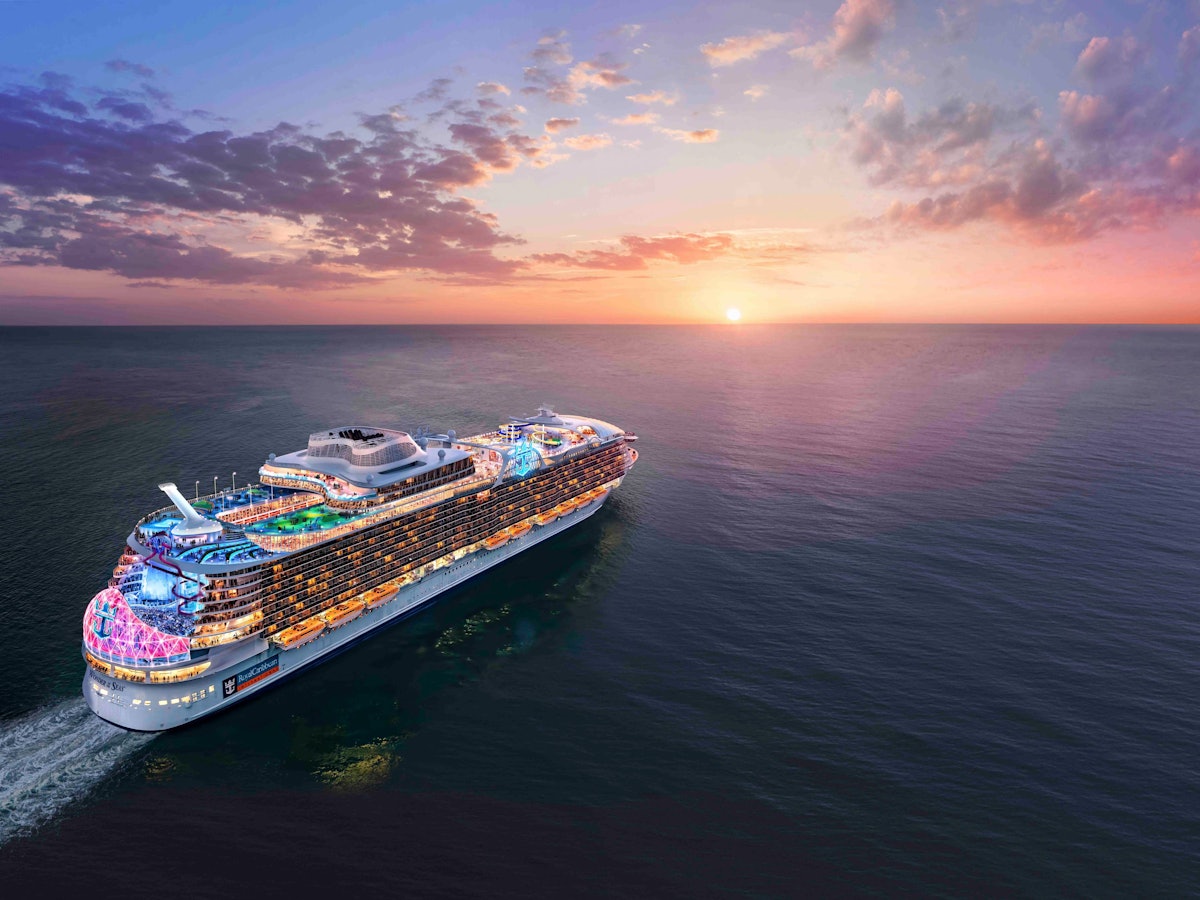 Das undatierte Symbolfoto zeigt ein beleuchtetes Kreuzfahrtschiff, das auf einen Sonnenuntergang zufährt.