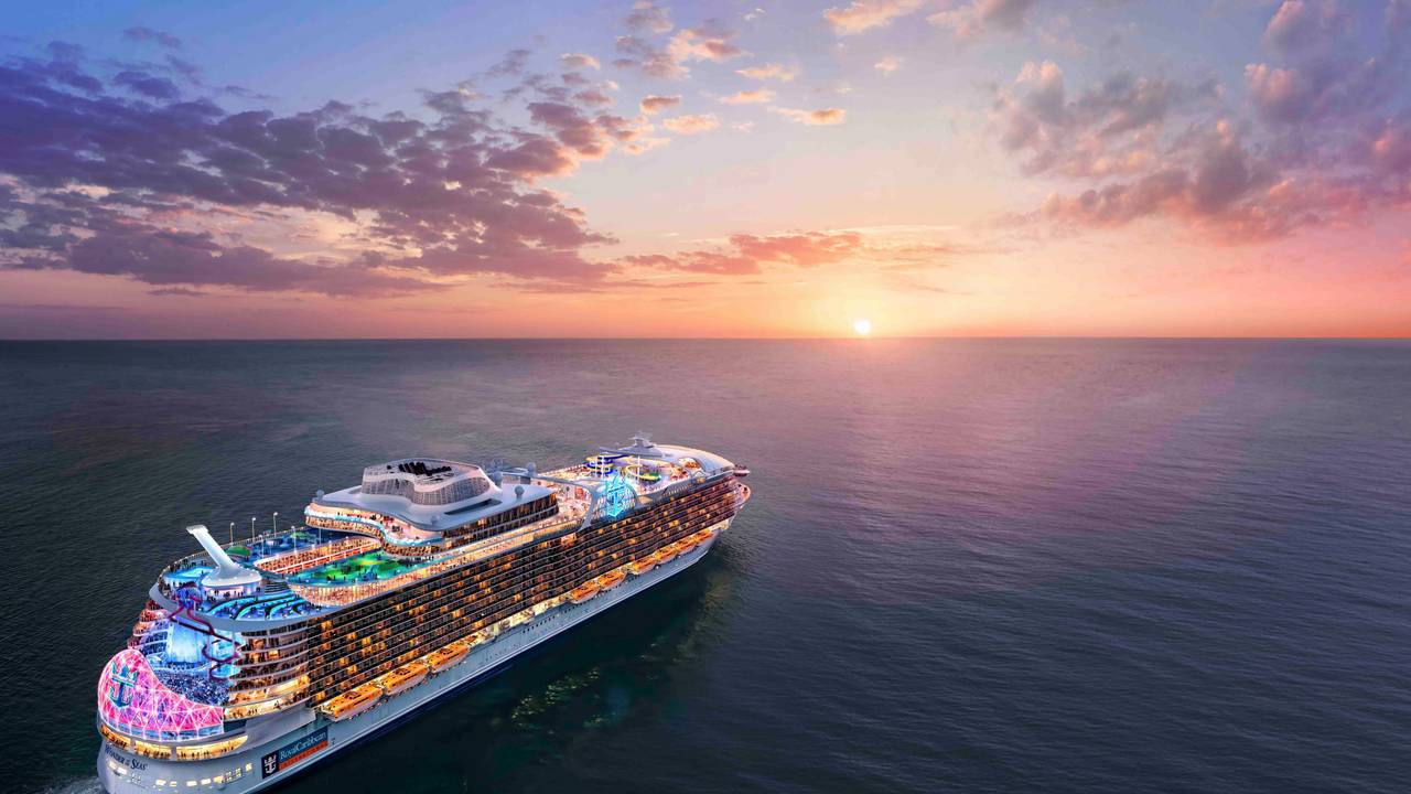 Das undatierte Symbolfoto zeigt ein beleuchtetes Kreuzfahrtschiff, das auf einen Sonnenuntergang zufährt.