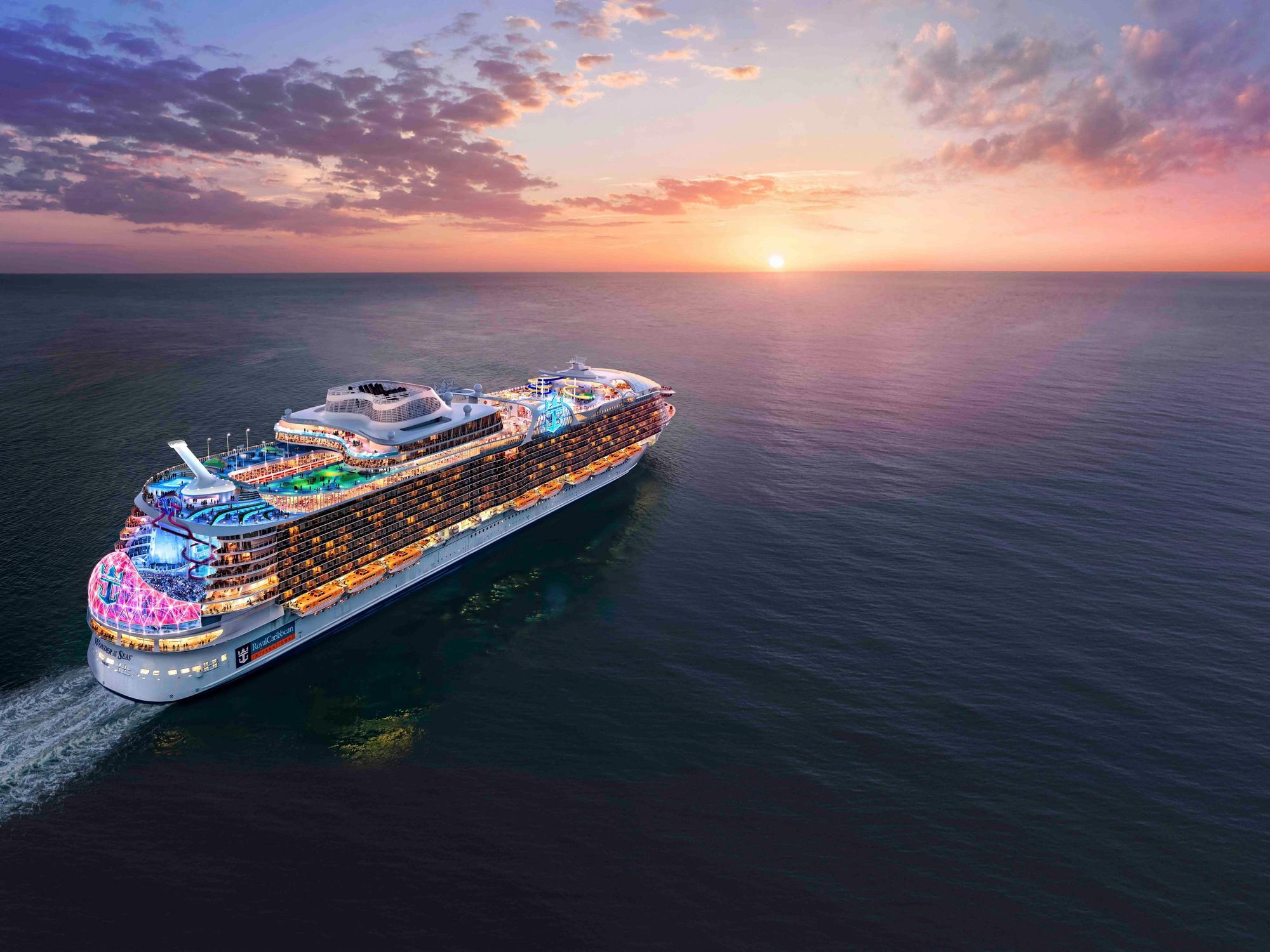 Das undatierte Symbolfoto zeigt ein beleuchtetes Kreuzfahrtschiff, das auf einen Sonnenuntergang zufährt.