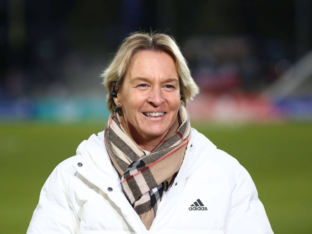 Bundestrainerin Martina Voss-Tecklenburg während eines Interviews.