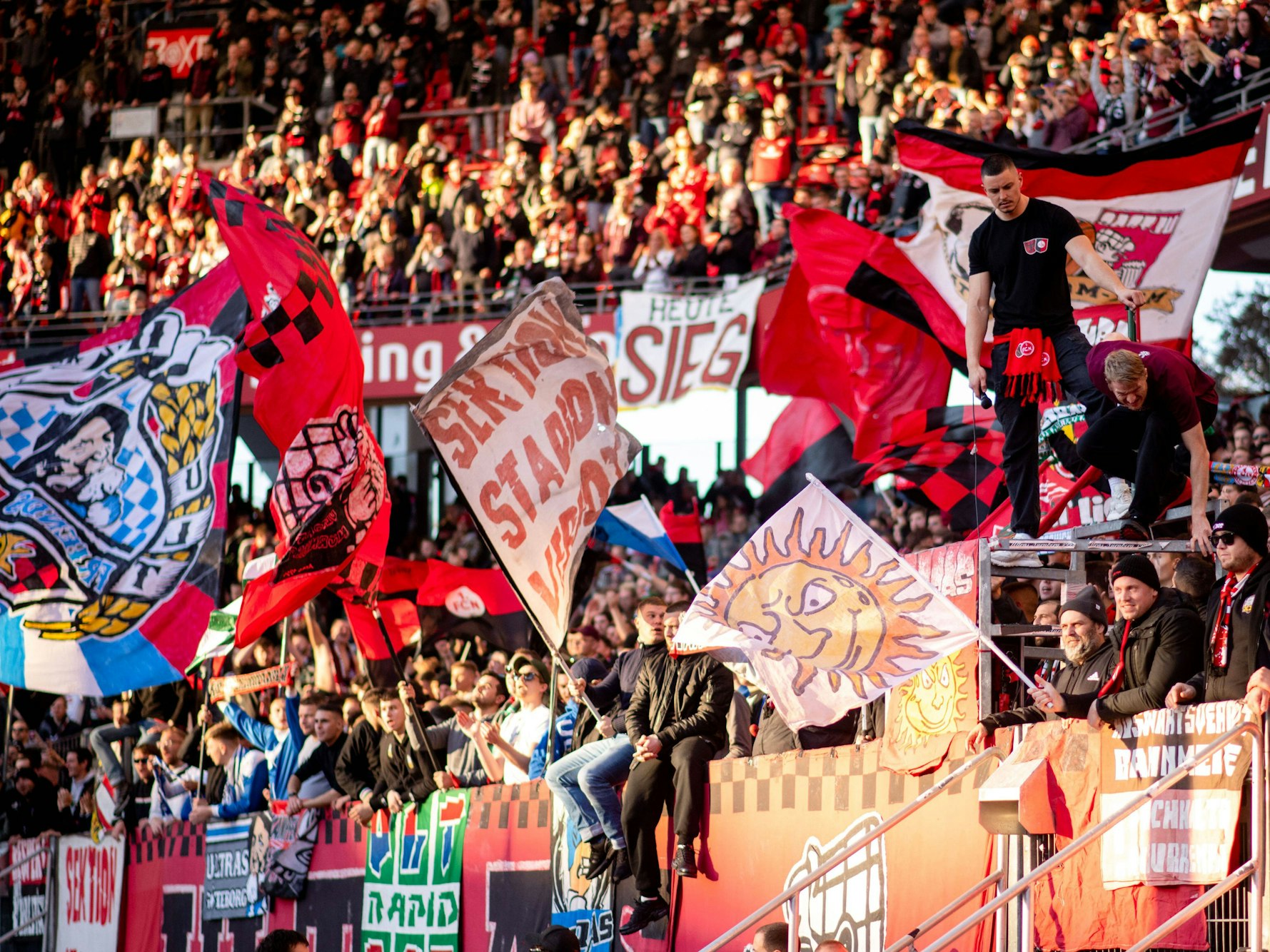 Blick in die Fan-Kurve des 1. FC Nürnberg beim Spiel gegen den SC Paderborn.