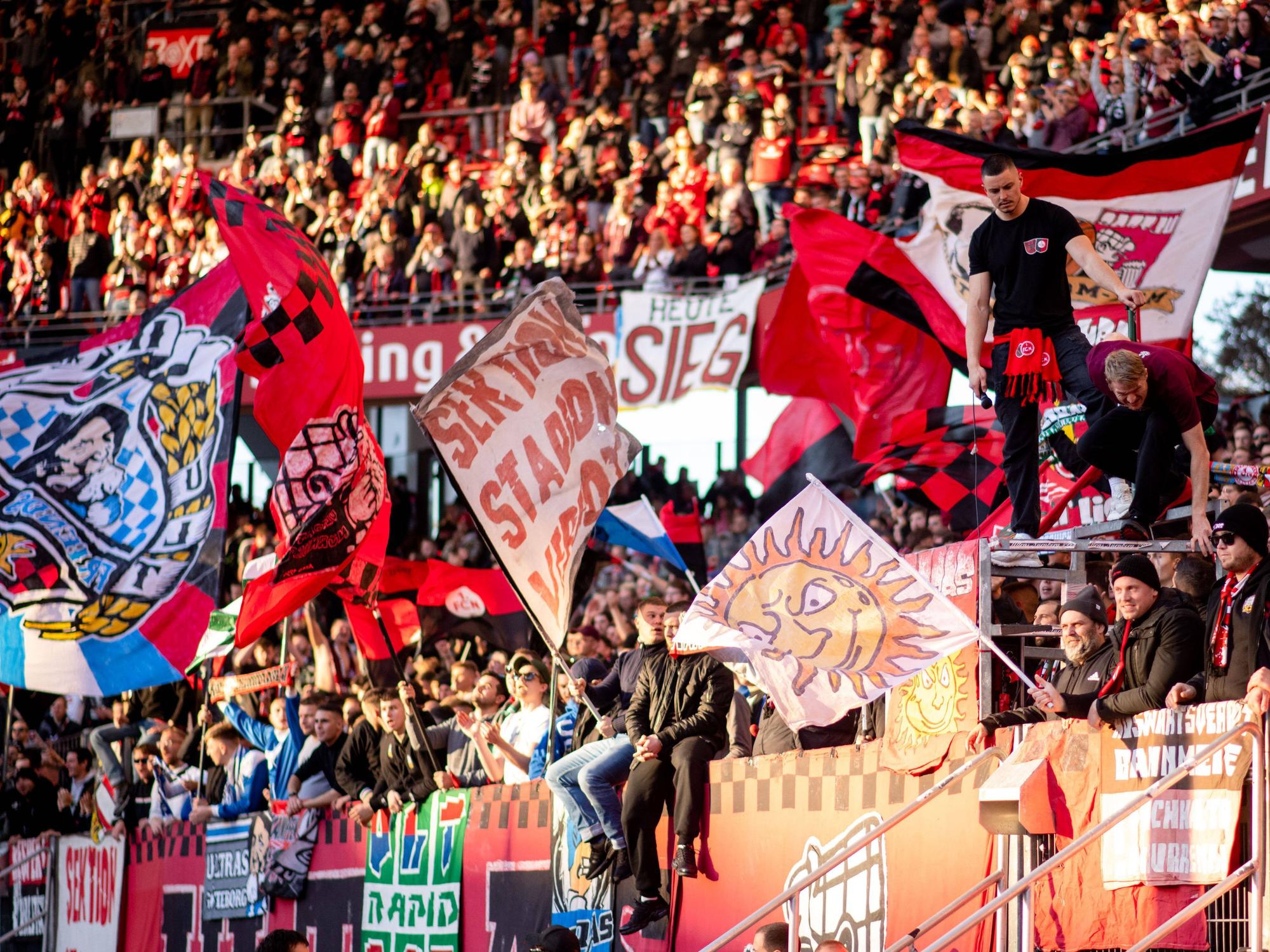Blick in die Fan-Kurve des 1. FC Nürnberg beim Spiel gegen den SC Paderborn.