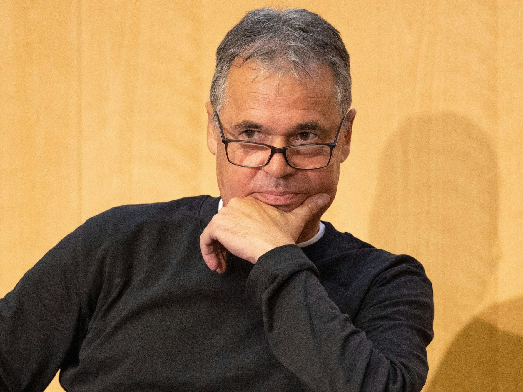Andreas Rettig sitzt während der Gesprächsrunde auf dem Podium.