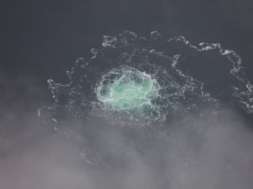 Auf diesem von der schwedischen Küstenwache zur Verfügung gestellten Bild zu sehen, wie Gas aus Pipeline Nord Stream 2 strömt.