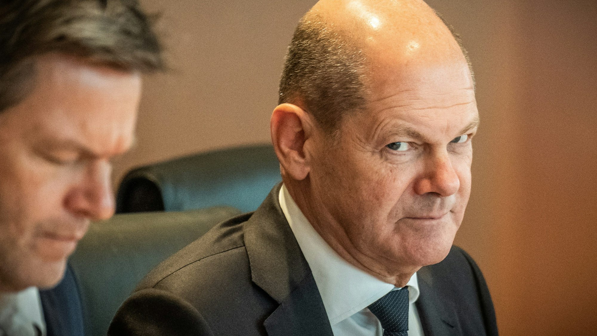 Bundeskanzler Olaf Scholz (hier neben Habeck am 18.11.2022) hat sich zu einer Tradition im Zusammenhang mit Fußball-Weltmeisterschaften geäußert.