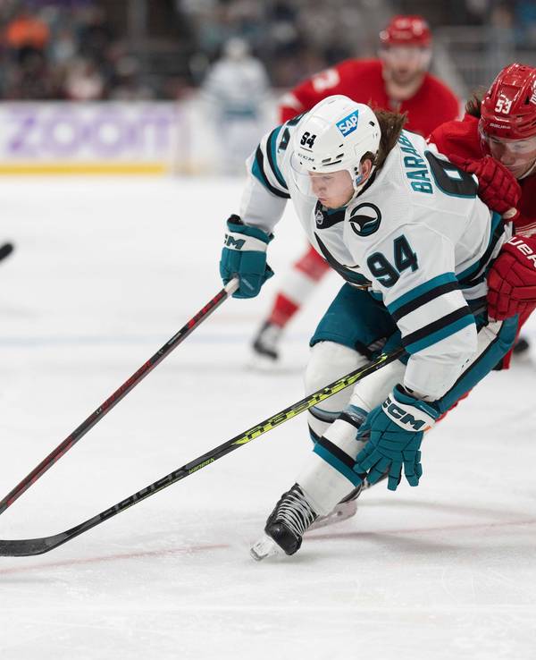 Detroit-Star Moritz Seider (r.) versucht Alexander Barabanov von den San Jose Sharks den Puck abzunehmen.