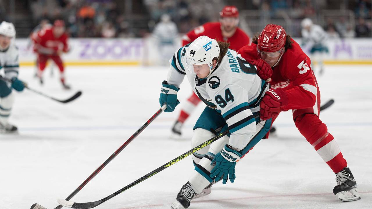 Detroit-Star Moritz Seider (r.) versucht Alexander Barabanov von den San Jose Sharks den Puck abzunehmen.
