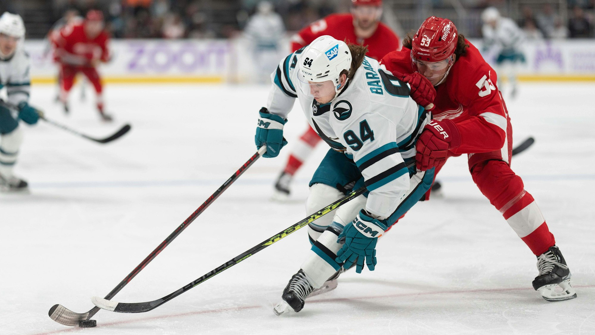 Detroit-Star Moritz Seider (r.) versucht Alexander Barabanov von den San Jose Sharks den Puck abzunehmen.