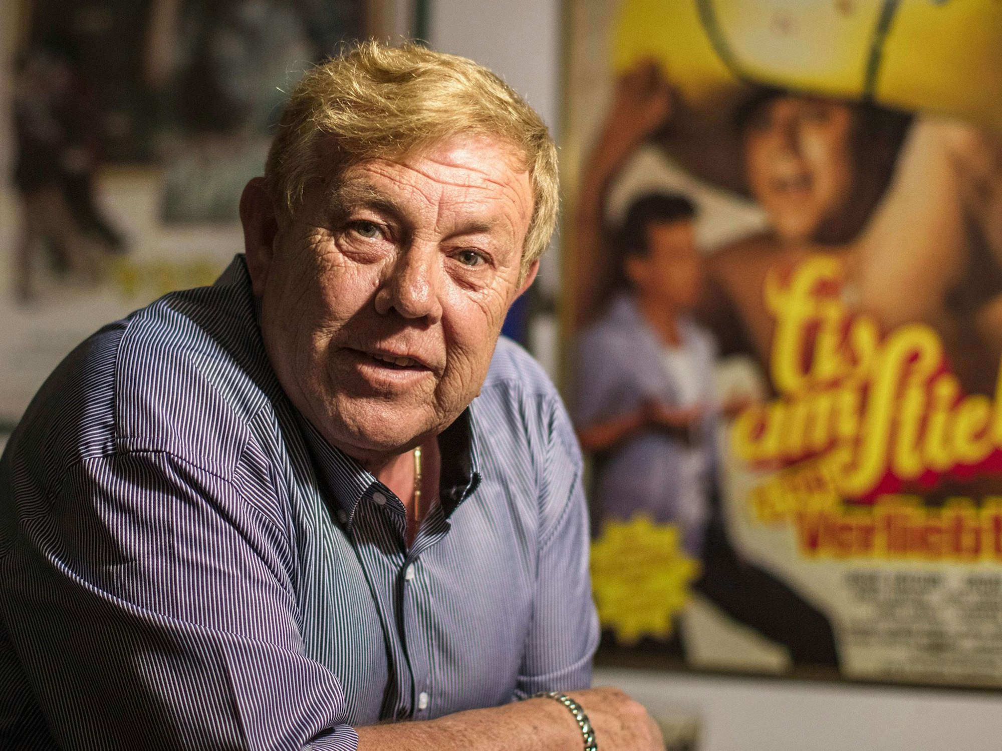 Schauspieler Zachi Noy, hier Zuhause vor einem Plakat des Films „Eis am Stiel“.