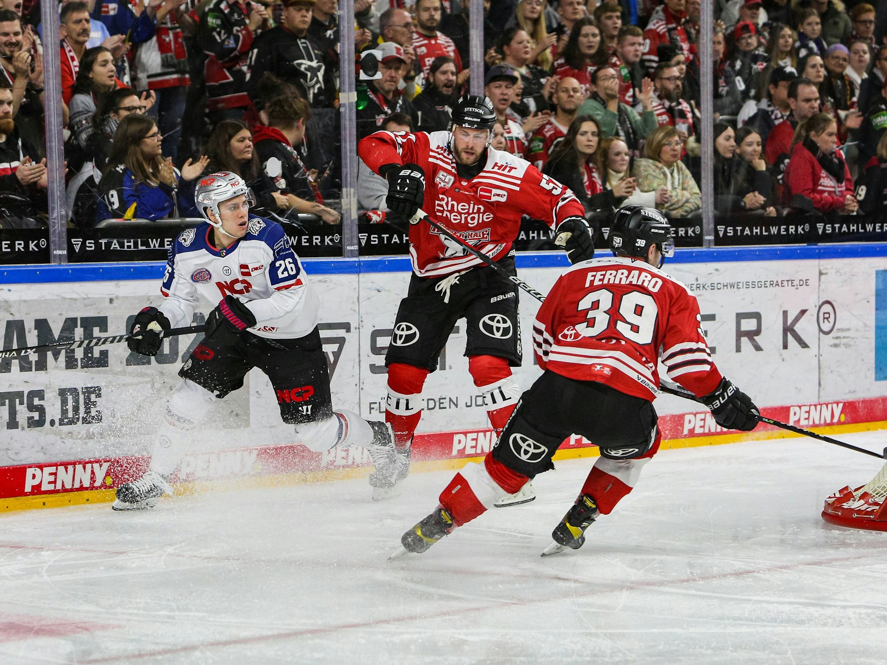 Kölner Haie spielen gegen Nürnberg.