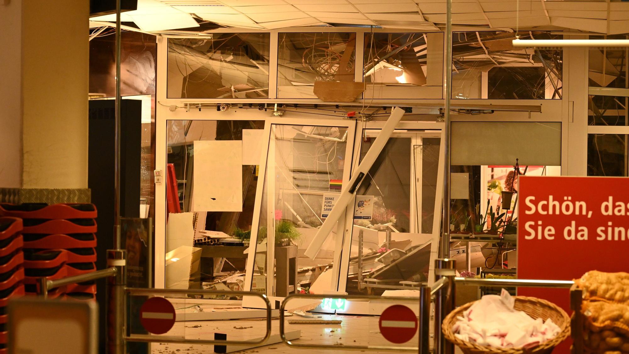 Ein Geldautomat in einem Supermarkt wurde gesprengt, auch Teile der Decke wurden beschädigt, Plastikverkleidungen und Kabel hängen herunter.