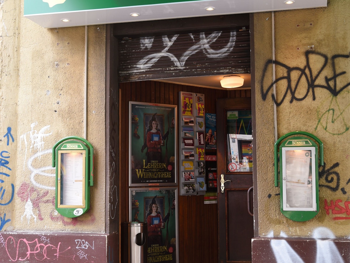 Blick auf den Eingang der Gastronomie „Oma Kleinmann“ auf der Zülpicher Straße