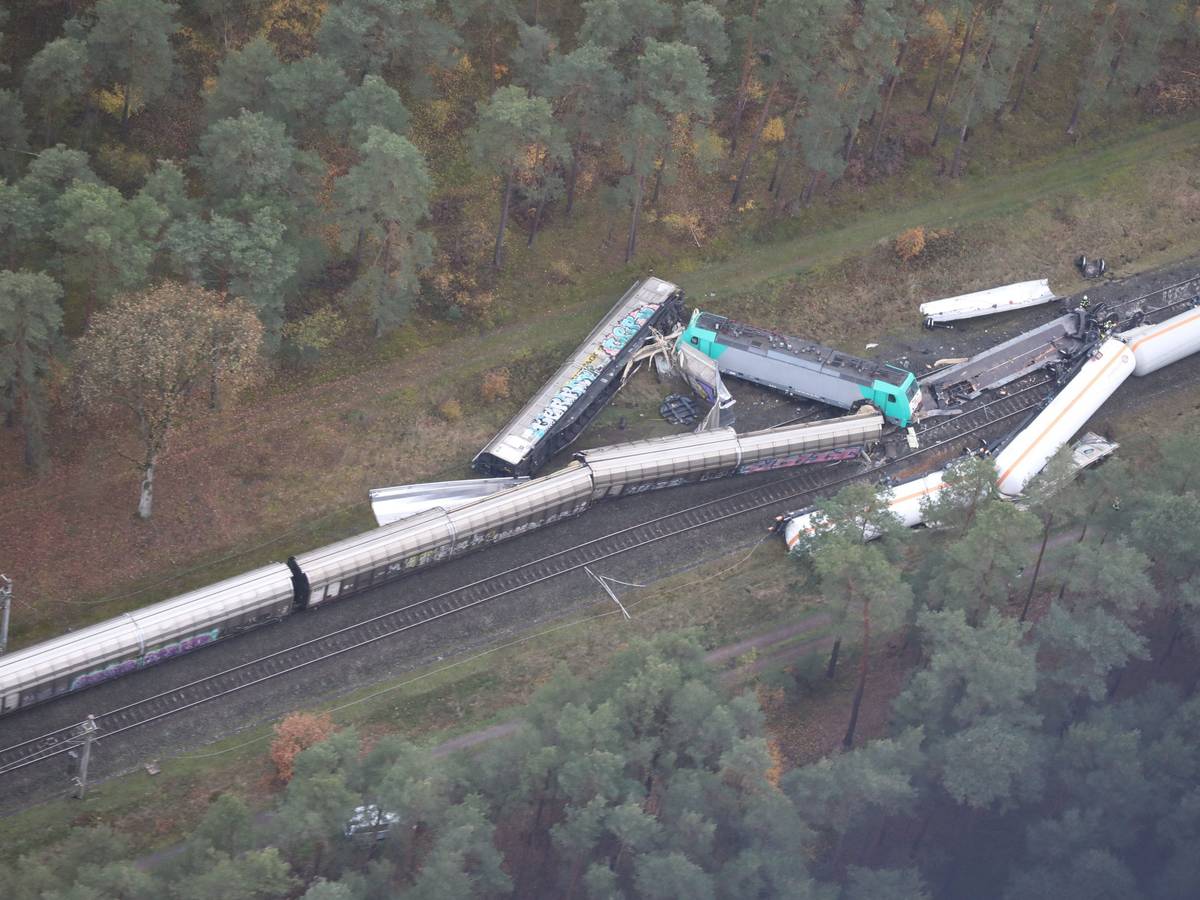 Zwei Güterzüge liegen nach einer Kollision an einer Bahnstrecke im Landkreis Gifhorn (Luftaufnahme). Bei dem Unglück in Niedersachsen wurden mehrere Waggons beschädigt.